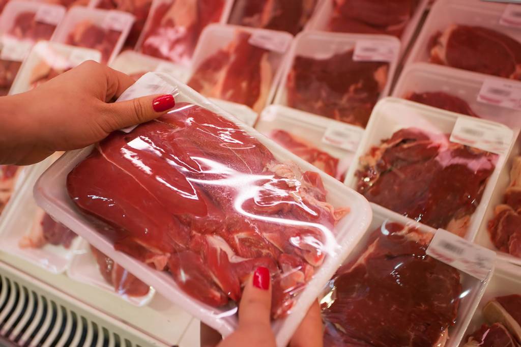 Os cuidados que devem ser tomados na hora de comprar carne