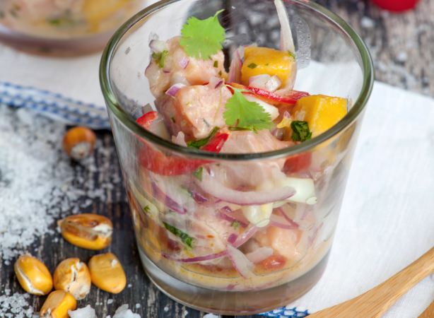 Vá de ceviche de salmão para começar bem a festa