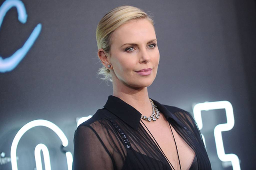 Charlize Theron explica por que apoia filho a usar saias e vestidos