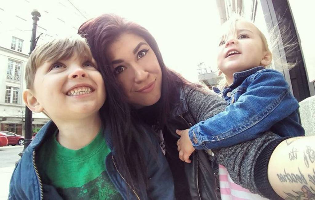 Mulher se voluntaria a pegar bebê que chorava em voo e viraliza