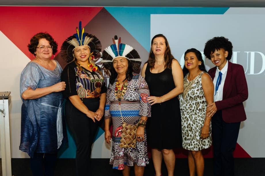 As finalistas da categoria Consultora Natura Inspiradora Eufr&aacute;sia Agizzio, Lucimara Lima e Joelma Nunes, acompanhadas das finalistas Gina Ponte e Cacique Pequena, que estava com sua filha