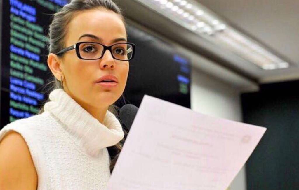 Deputada instaura processo após sofrer assédio no plenário
