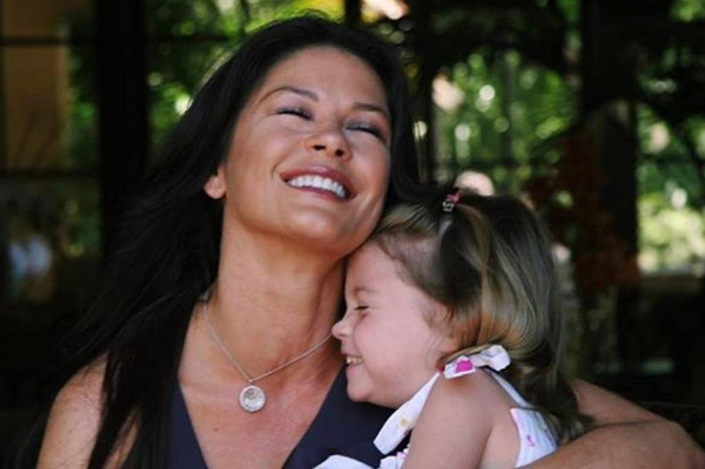 Caçula de Catherine Zeta-Jones e Michael Douglas é a cara da mãe