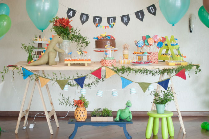 Mesa do bolo de festa infantil