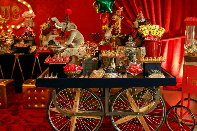 Mesa do bolo de festa infantil