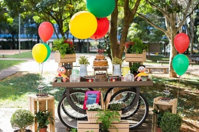 Mesa do bolo de festa infantil