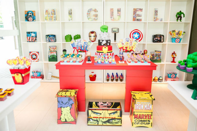 Mesa do bolo de festa infantil