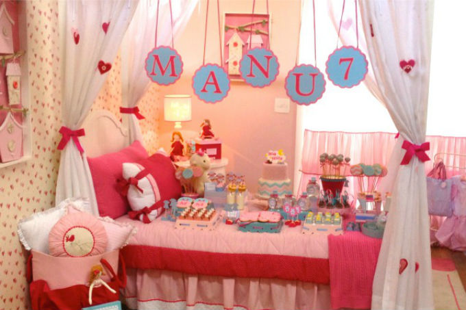 Mesa do bolo de festa infantil