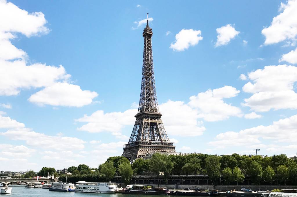 Muro de vidro começa a ser construído em volta da Torre Eiffel