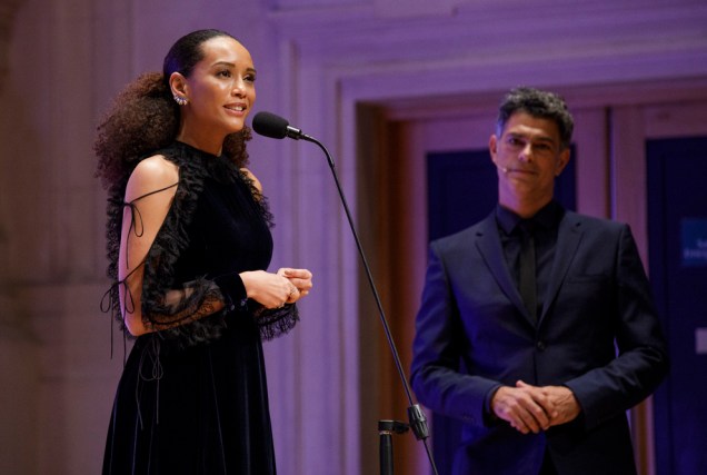 A atriz Ta&iacute;s Ara&uacute;jo introduz a categoria Eles por Elas