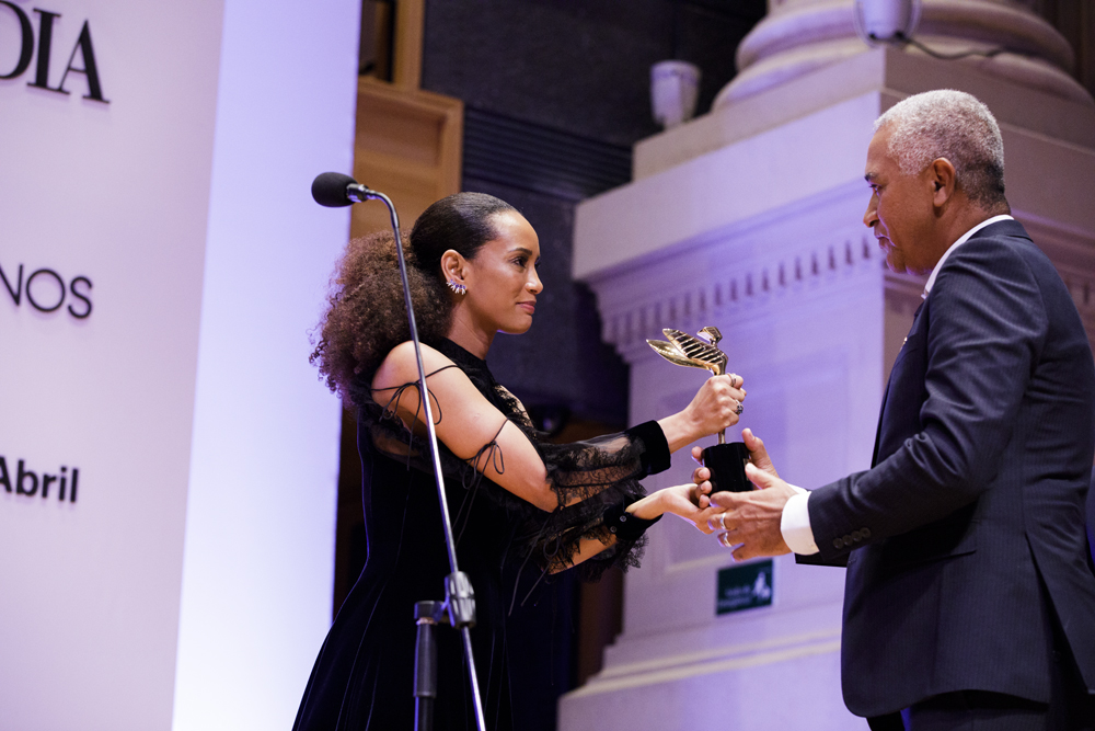 Avanildo da Silva recebe das m&atilde;os de Ta&iacute;s Ara&uacute;jo o pr&ecirc;mio Eles por Elas
