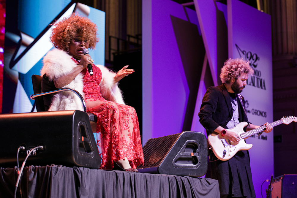 Elza Soares se apresenta no Pr&ecirc;mio claudia