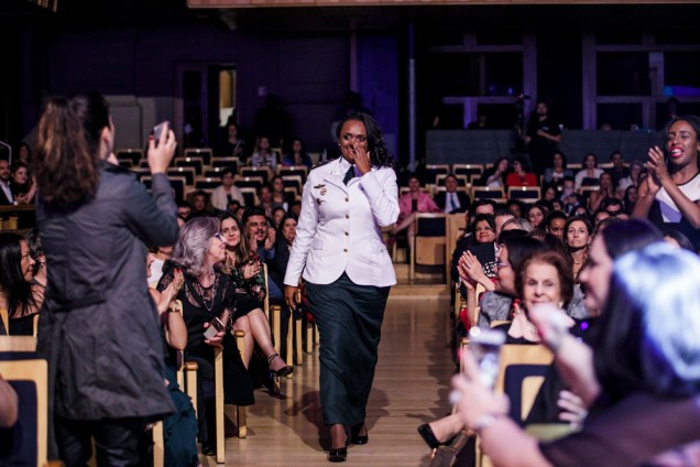 Denice Santiago fica emocionada ao saber que venceu na categoria Pol&iacute;ticas P&uacute;blicas