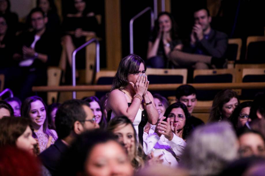 Fernanda Honorato levanta para receber o prêmio de Trabalho Social