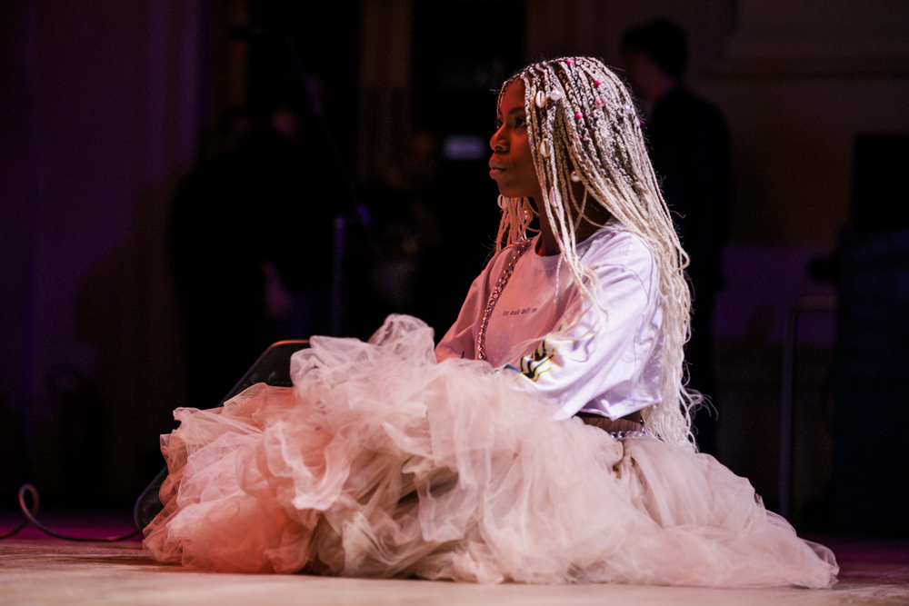 Elza Soares se apresenta no Pr&ecirc;mio CLAUDIA com MC Soffia