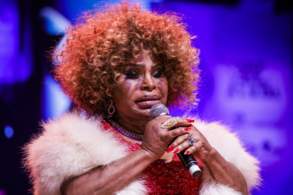 Elza Soares se apresenta no Pr&ecirc;mio CLAUDIA com MC Soffia