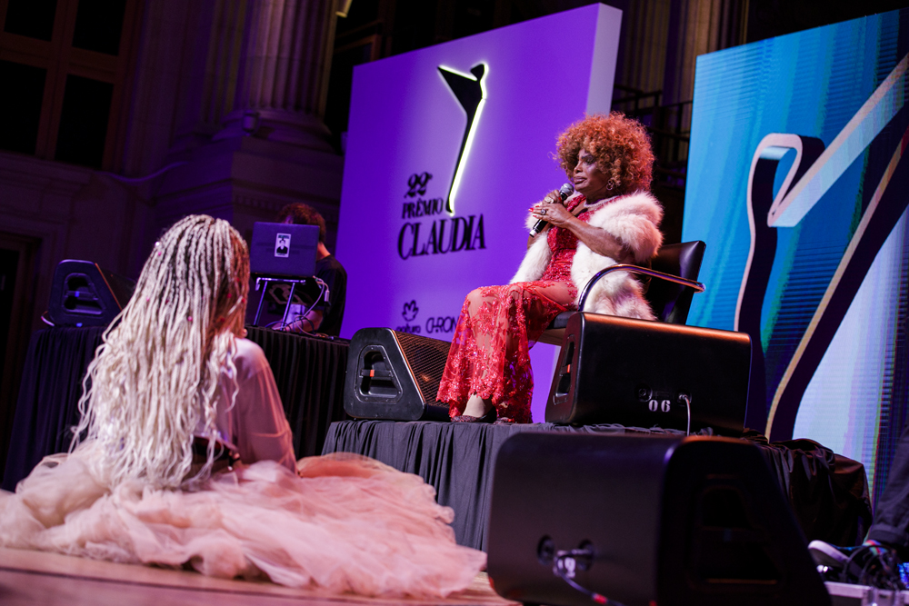Elza Soares se apresenta no Pr&ecirc;mio CLAUDIA com MC Soffia