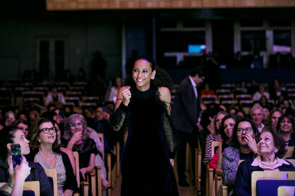 A atriz Ta&iacute;s Ara&uacute;jo &eacute; surpreendida com a homenagem hors-concours