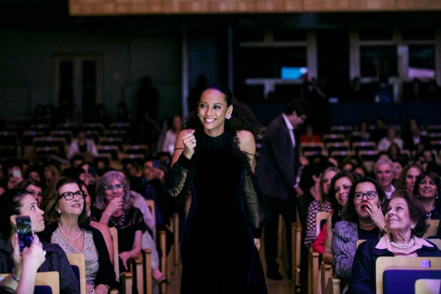 A atriz Ta&iacute;s Ara&uacute;jo &eacute; surpreendida com a homenagem hors-concours