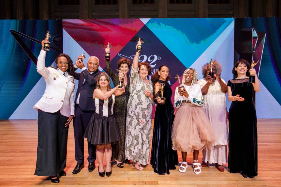 Os vencedores do 22º Prêmio CLAUDIA: Denice Santiago, Avanildo da Silva, Fernanda Honorato, Fernanda Feitosa, Eufrasia Agizzio, Taís Araújo, MC Soffia, Conceição Evaristo e Elisabete Dal Pino