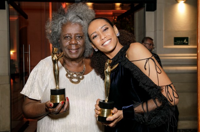 Concei&ccedil;&atilde;o Evaristo, vencedora de Cultura, ao lado da homenageada hors-concours Ta&iacute;s Ara&uacute;jo