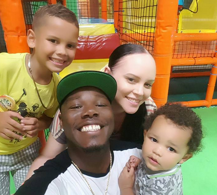 Barriga de aluguel dá à luz dois bebês e descobre que um é seu