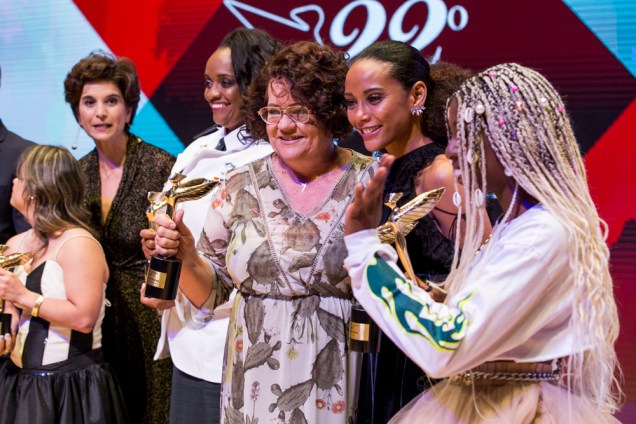 Eufrasia Agizzio, Consultora Natura Inspiradora, posa com a homenageada hors-concours Ta&iacute;s Ara&uacute;jo