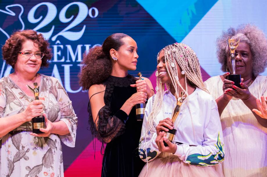 Eufrasia Agizzio, MC Soffia, Taís Araújo e Conceição Evaristo com seus troféus