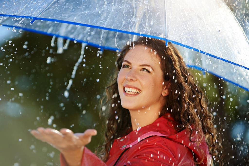 Cabelo cacheado em paz com as chuvas de verão