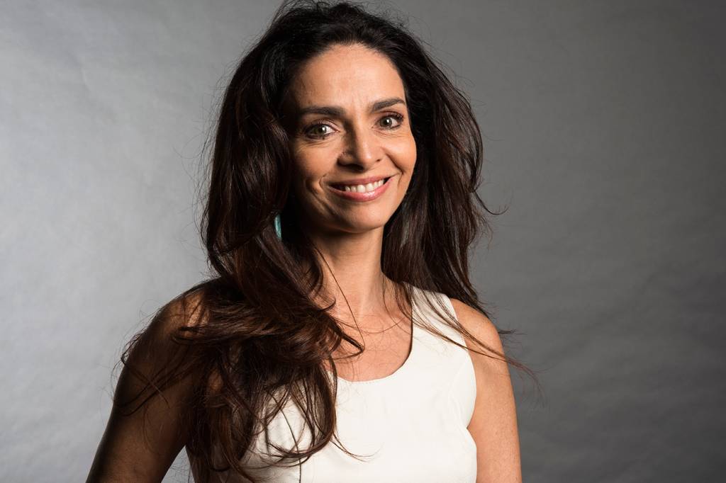 Filha de Claudia Ohana surpreende pela semelhança com a mãe