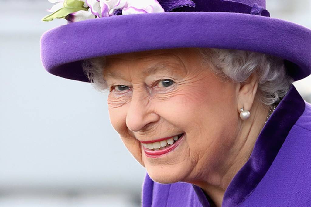 A Rainha Elizabeth II procura novo chef e ele pode ser você