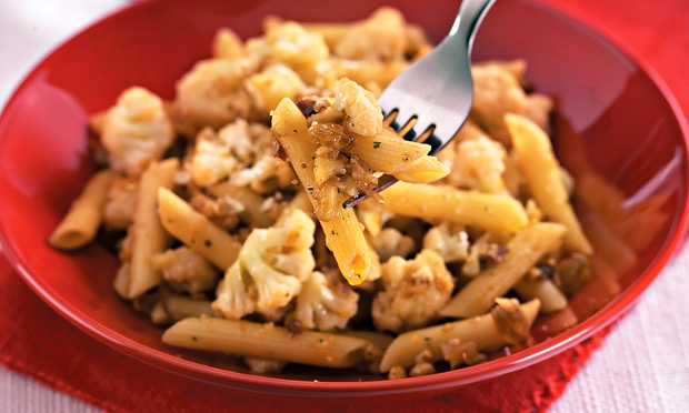 receita-macarrao-com-couve-flor-e-uva-passa