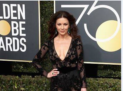 O penteado em alta de Catherine Zeta-Jones