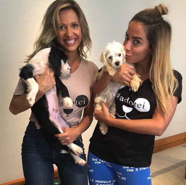 Anitta adota cães do instituto de Luisa Mell