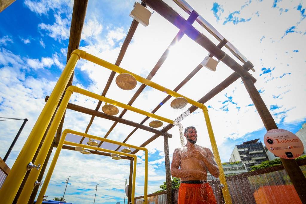 Uber com piscina refresca banhistas no Rio