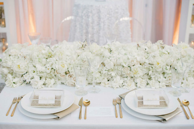 Casamento com decora&ccedil;&atilde;o toda branca