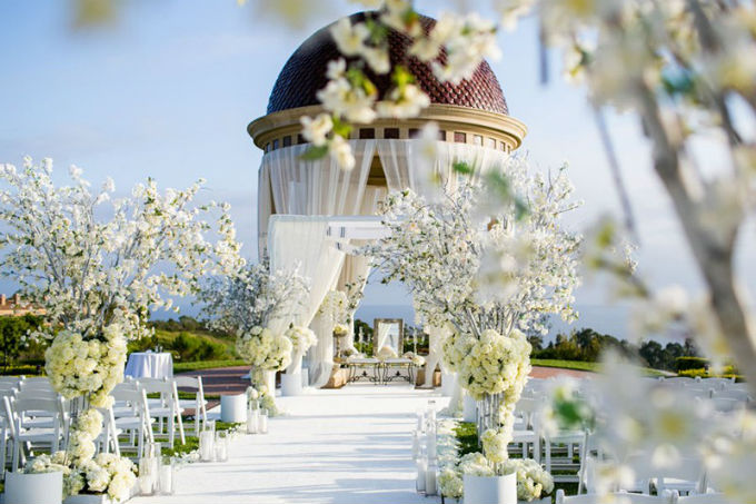 Casamento com decora&ccedil;&atilde;o toda branca