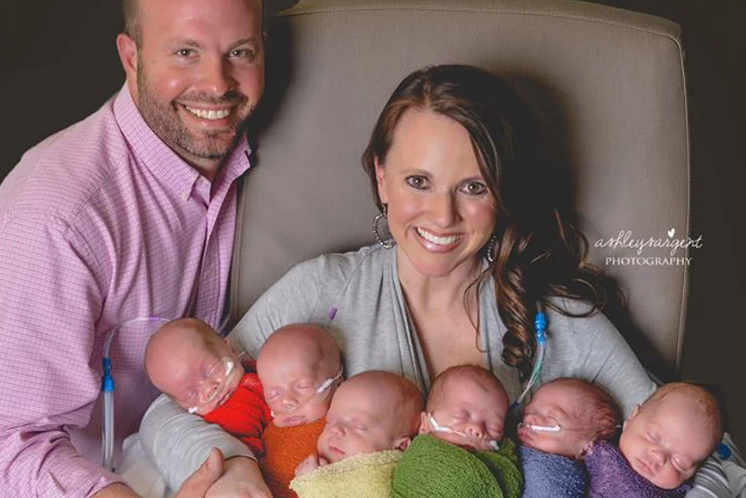 Sêxtuplos recém-nascidos protagonizam foto em arco-íris