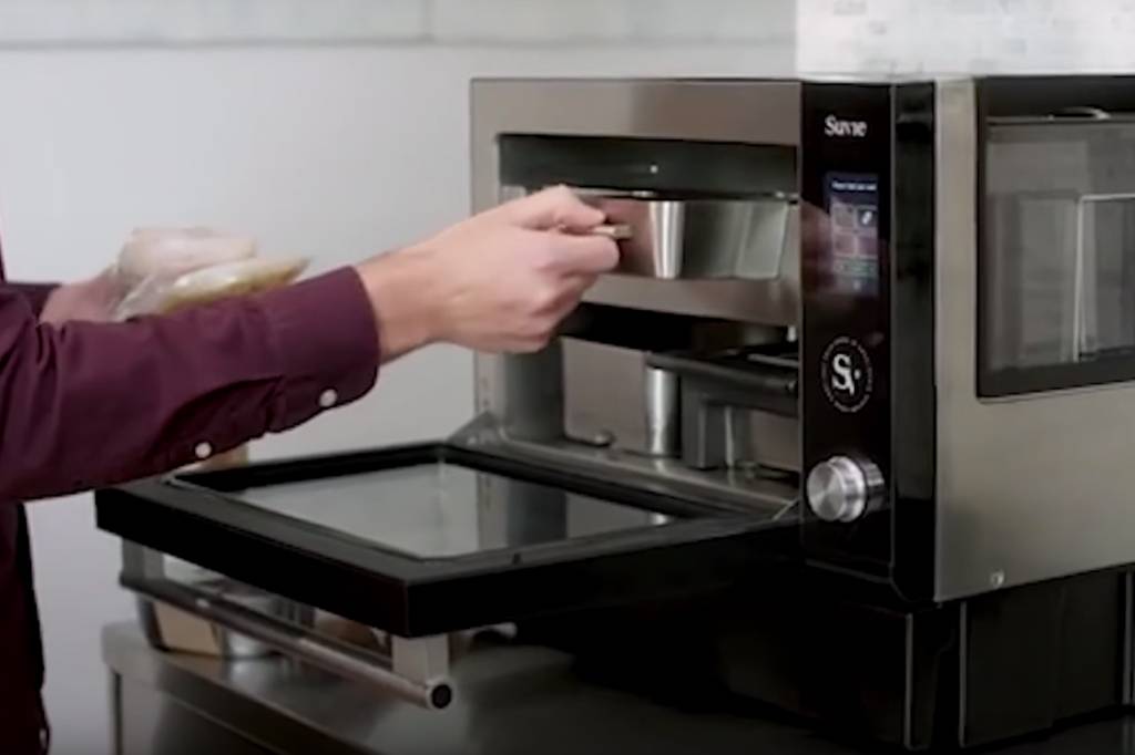 Este forno prepara sua comida enquanto você está fora de casa