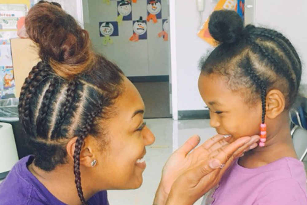 Professora copia penteado de aluna para encorajar sua autoestima