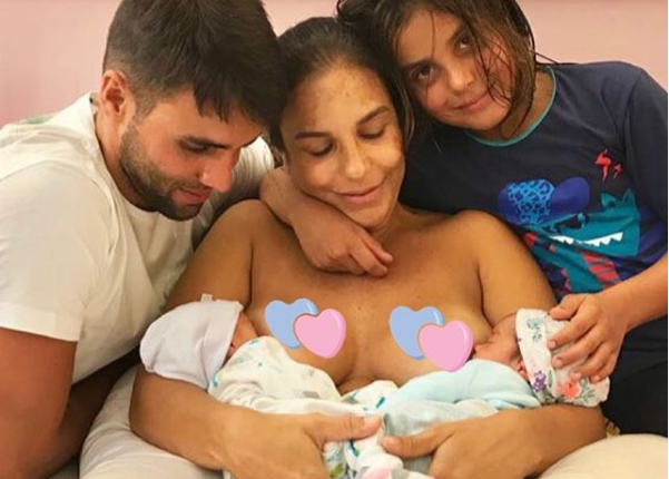 Em rara aparição, Ivete mostra as filhas gêmeas sorrindo durante show