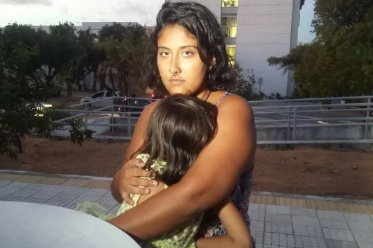 Professor proíbe aluna de assistir aula com a filha