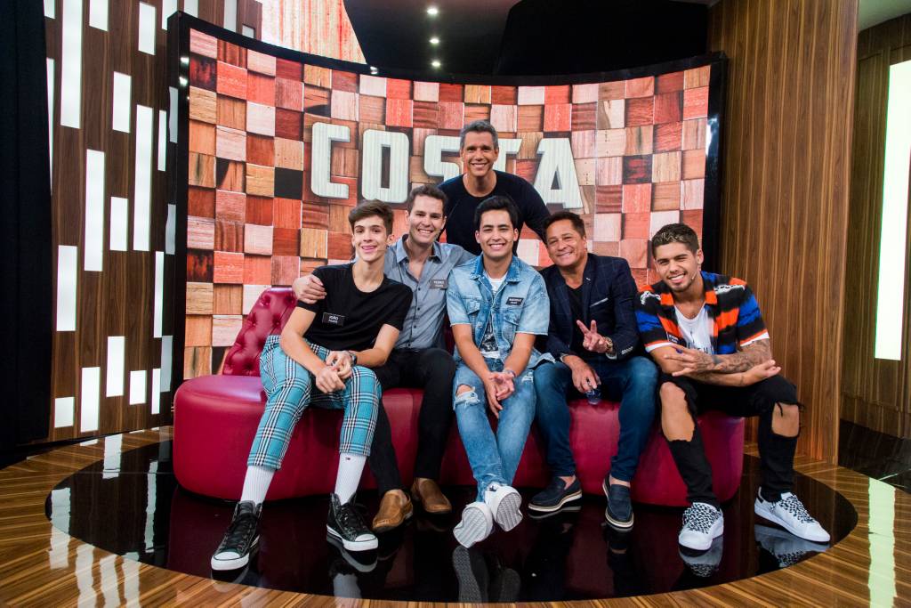 Filhos de Leonardo emocionam os fãs em homenagem musical ao pai