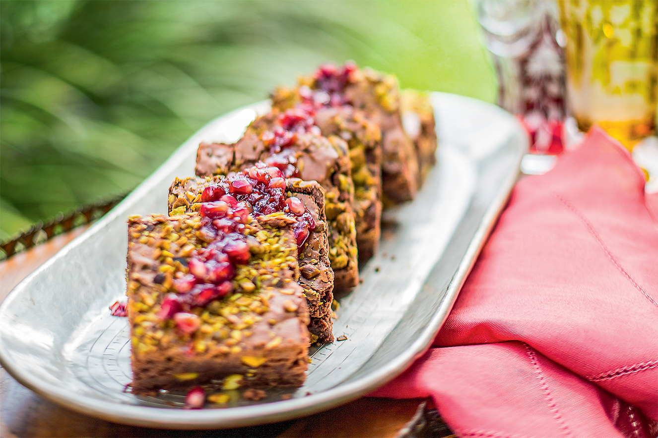 brownie-de-pistache-com-calda-de-romã