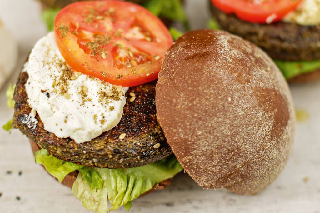 hamburguer-de-falafel-com-queijo-chancliche-oficial hamburguer-de-falafel-com-queijo-chancliche-oficial