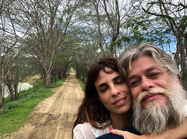 Maria Ribeiro e Ella, filha de Fábio Assunção, usam o mesmo look