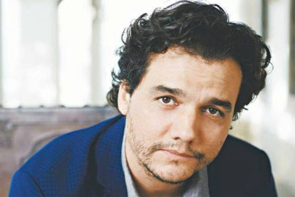 Wagner Moura exibe placa de Marielle Franco em festival
