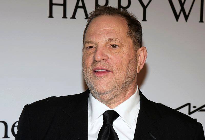 Após denúncias de estupros, Harvey Weinstein entrega-se para a polícia