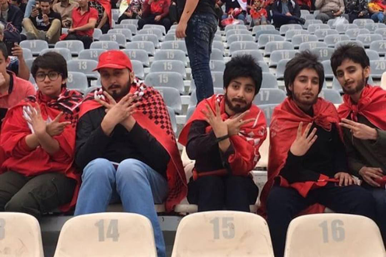 Iranianas vestem-se como homens para acompanhar jogo de futebol