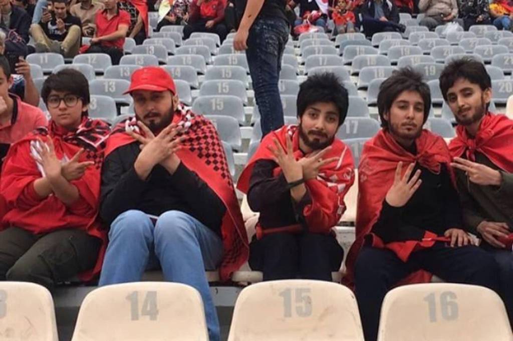 Iranianas vestem-se como homens para acompanhar jogo de futebol